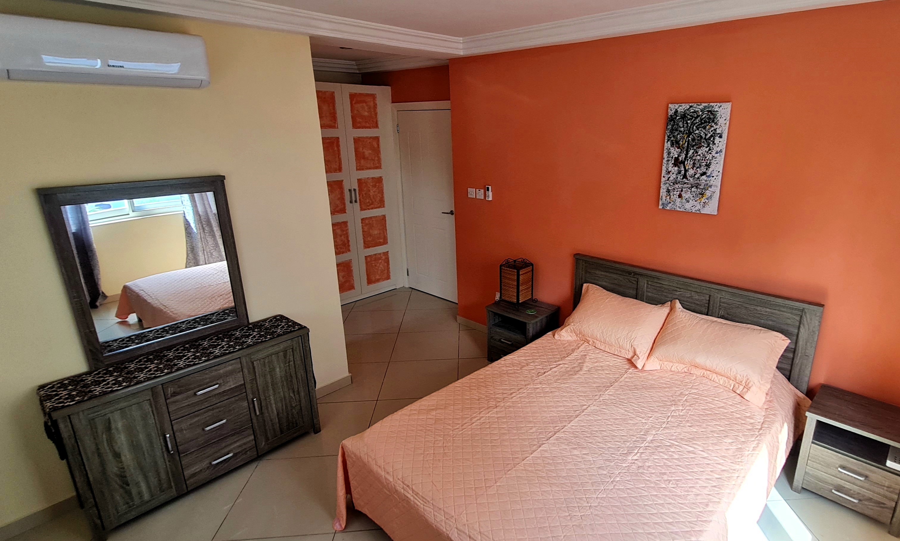 Air conditioned bedroom at Mamle's Retreat in Accra
